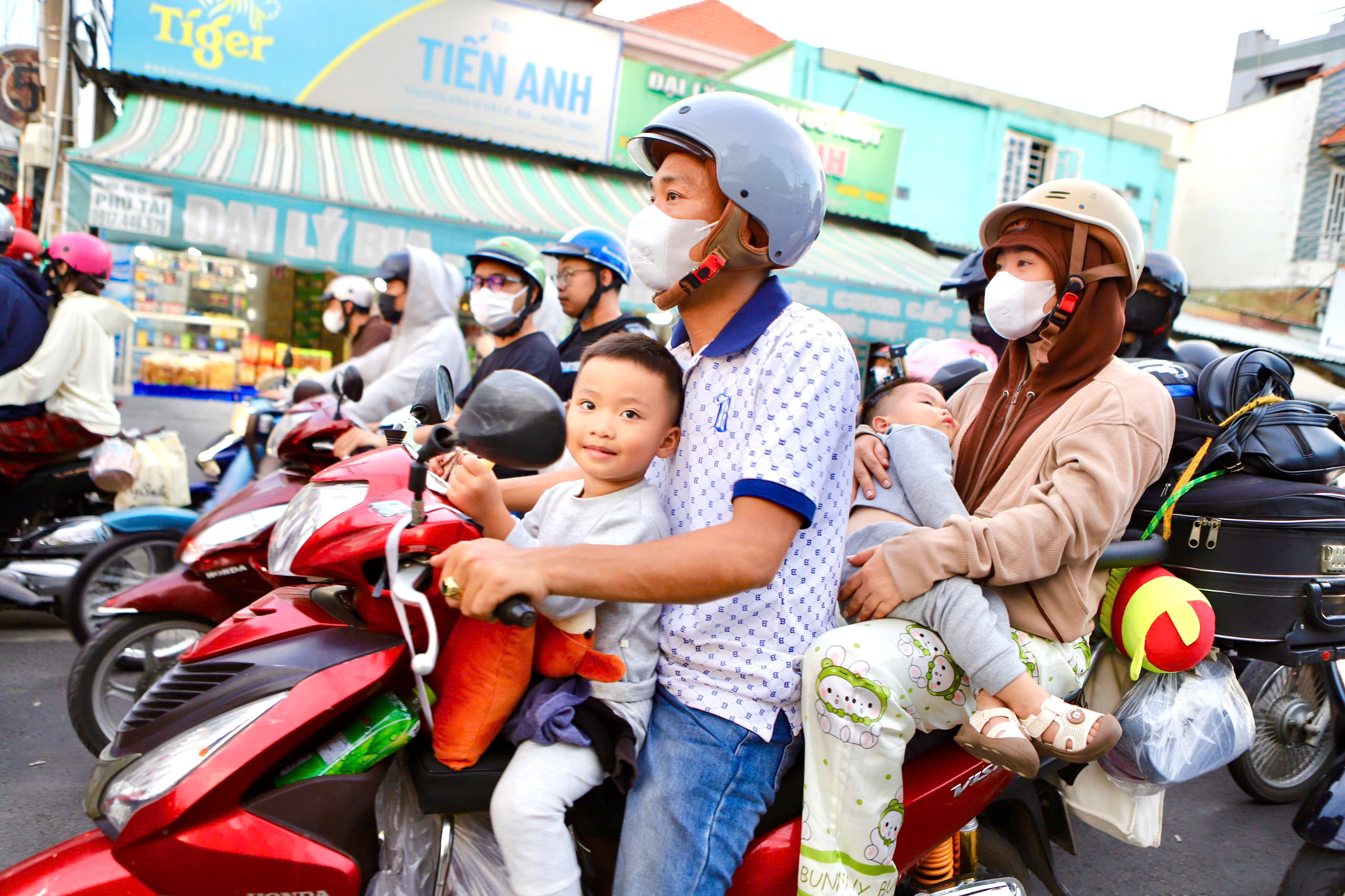 Phà Cát Lái ùn ứ khi người dân quay lại TPHCM sau kỳ nghỉ lễ 30/4 – 1/5- Ảnh 5. Phà Cát Lái ùn ứ khi người dân quay lại TPHCM sau kỳ nghỉ lễ 30/4 – 1/5- Ảnh 5.