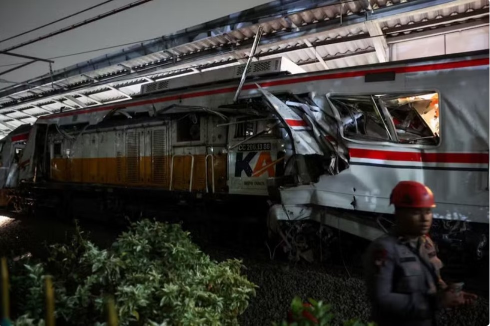 Hai tàu hỏa va chạm gần thủ đô Indonesia, hơn 80 người thương vong- Ảnh 1. Hai tàu hỏa va chạm gần thủ đô Indonesia, hơn 80 người thương vong- Ảnh 1.