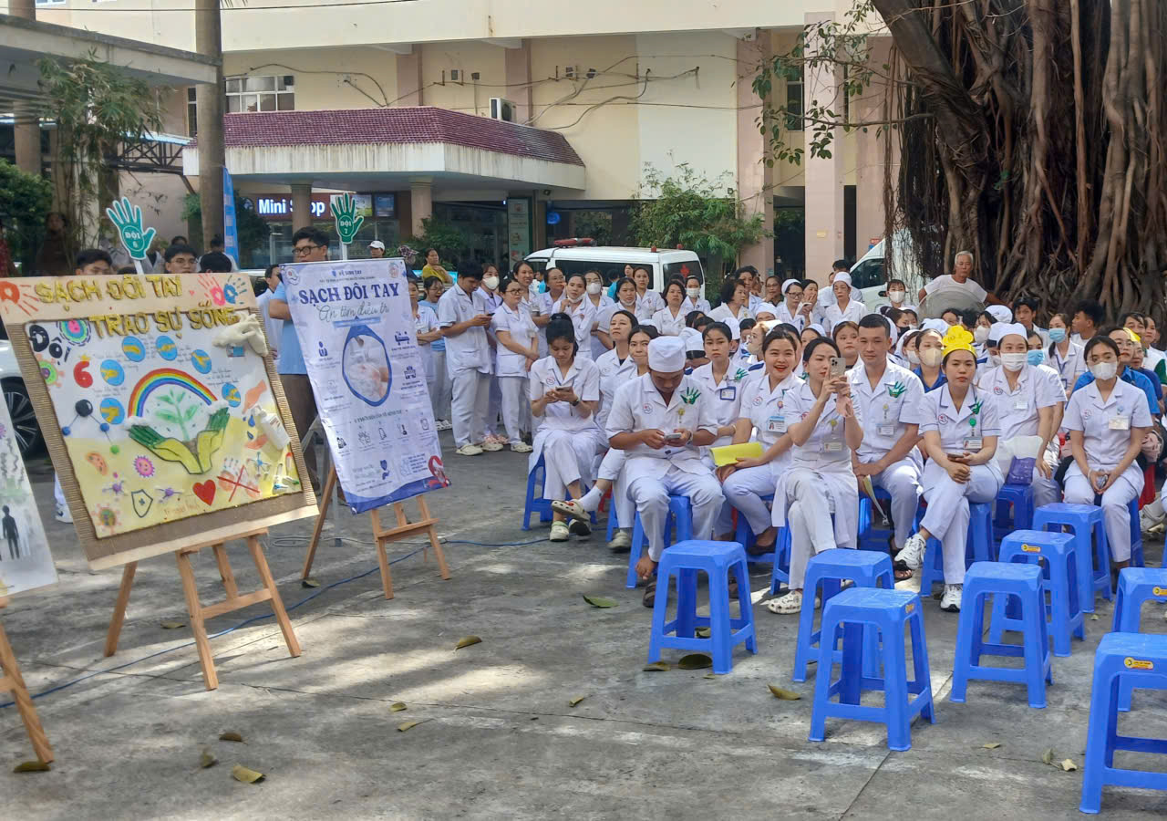 Nhân viên y tế sôi nổi trổ tài tại hội thi Vệ sinh tay ở Khánh Hòa- Ảnh 2. Nhân viên y tế sôi nổi trổ tài tại hội thi Vệ sinh tay ở Khánh Hòa- Ảnh 2.