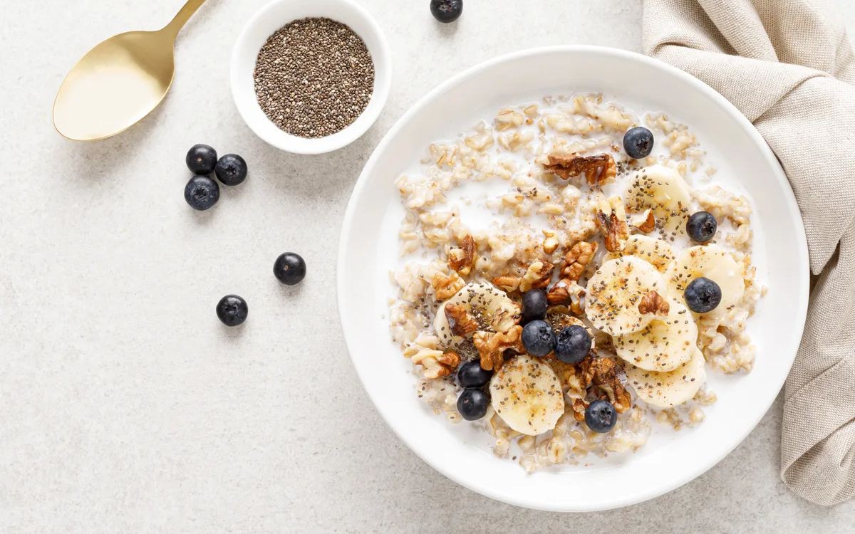 Cách uống nước hạt chia có thể giúp giảm cholesterol và hỗ trợ tim mạch- Ảnh 2. 3 công thức yến mạch hạt chia giúp giảm cân và đốt mỡ nhanh hơn