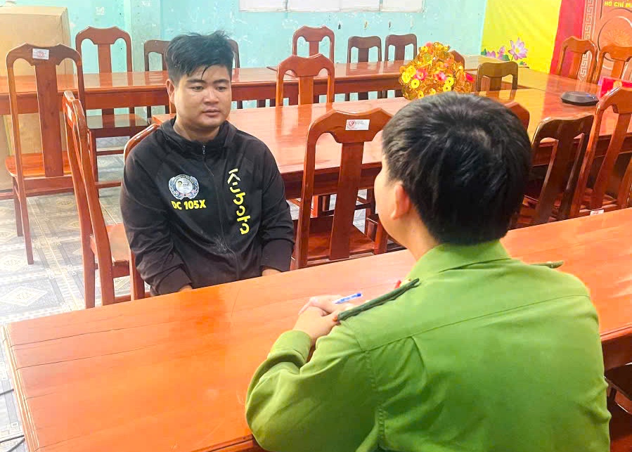 1000048311-17788020183961759042157 Thanh niên 19 tuổi đeo khẩu trang, cầm dao cướp 300.000 đồng ở Bách Hóa Xanh- Ảnh 2.