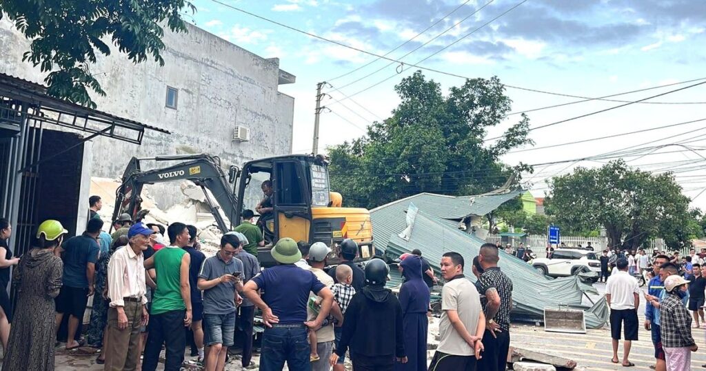 Căn nhà bất ngờ đổ sập khi đang sửa chữa, 3 nạn nhân bị vùi lấp