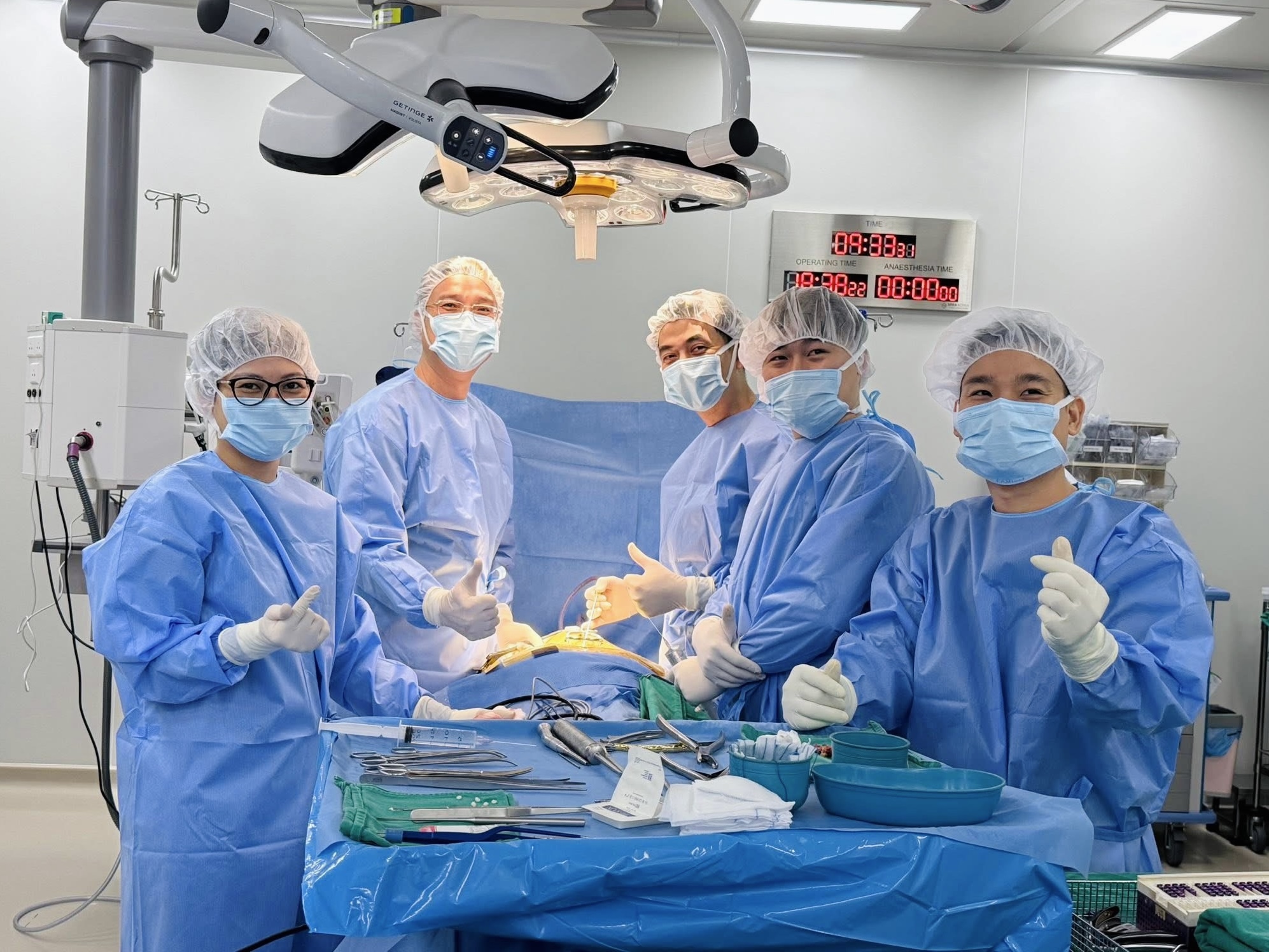 anh-2-17797713688761276667281 Người 'giữ nhịp sống' cho những cột sống bị tổn thương- Ảnh 2.