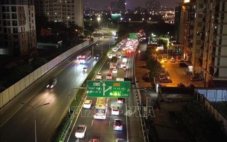 Người dân trở lại Hà Nội sớm, ùn tắc kéo dài trong đêm trên cao tốc Pháp Vân - Cầu Giẽ