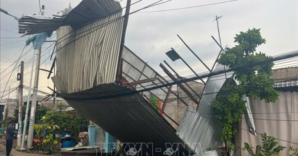 Dông lốc làm sập và tốc mái 47 căn nhà ở Đồng Tháp