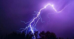 Người đàn ông bị sét đánh tử vong khi đang cưa cây