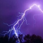 Người đàn ông bị sét đánh tử vong khi đang cưa cây