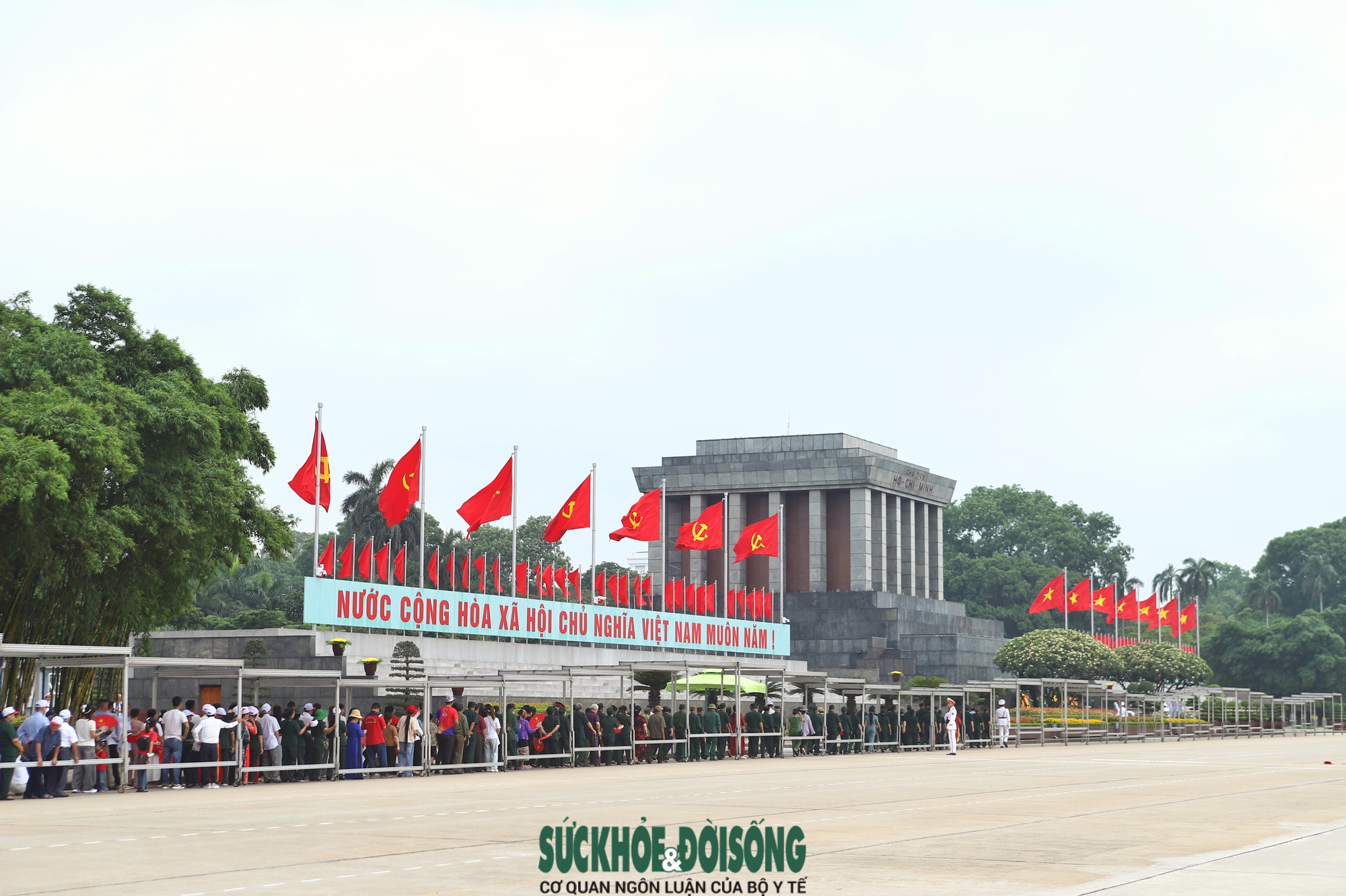 base64-1779163183541303429305 Dòng người nối dài vào Lăng viếng Bác trong ngày đặc biệt- Ảnh 2.