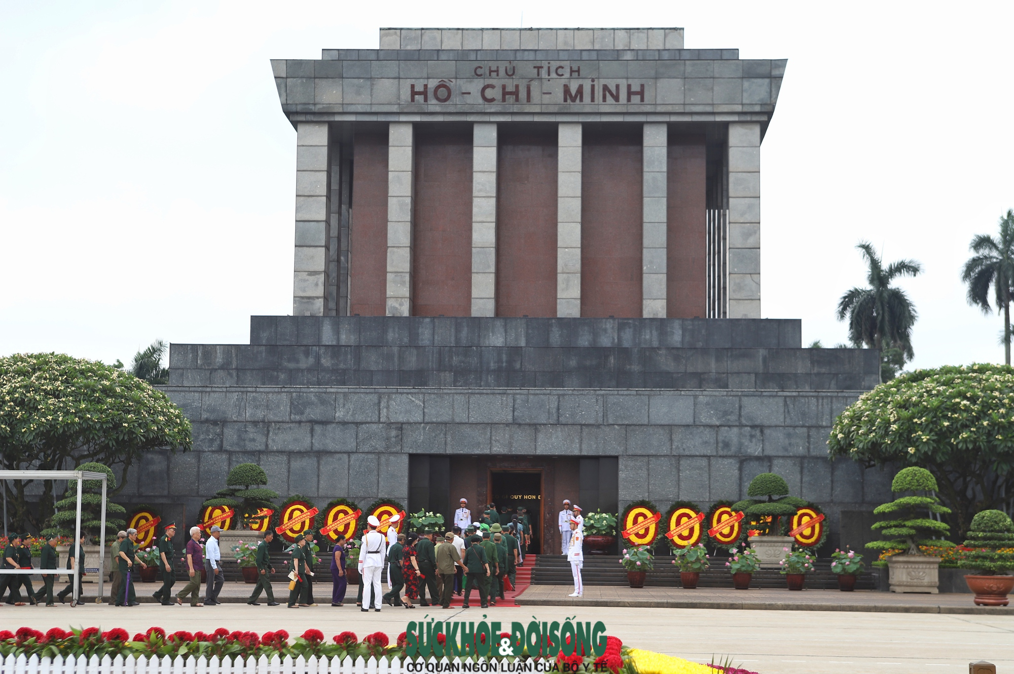 base64-17791631835541521988716 Dòng người nối dài vào Lăng viếng Bác trong ngày đặc biệt- Ảnh 3.