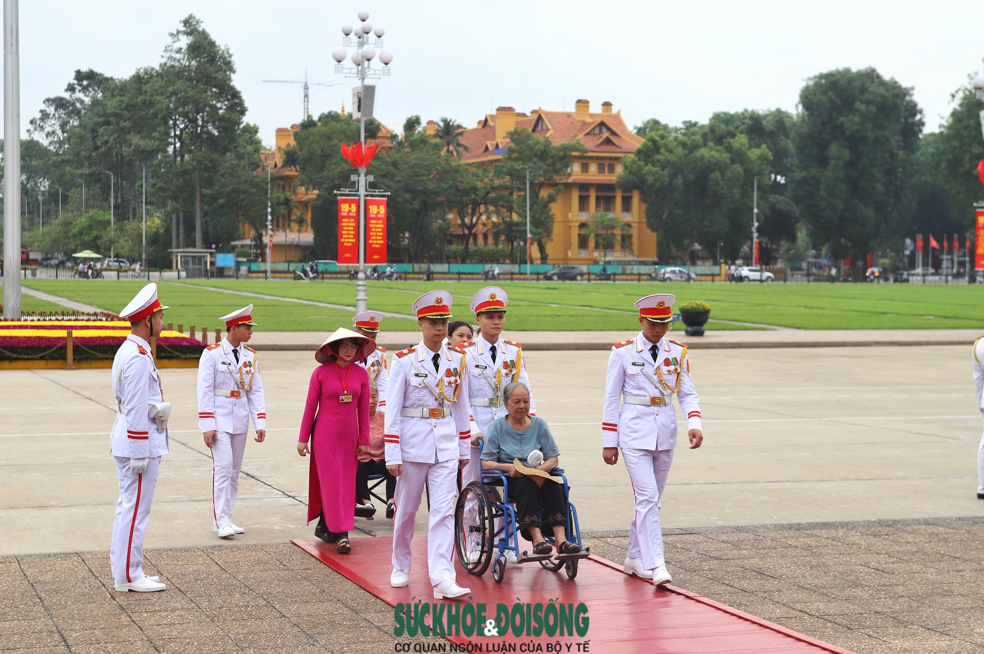 base64-17791631835921851449153 Dòng người nối dài vào Lăng viếng Bác trong ngày đặc biệt- Ảnh 6.