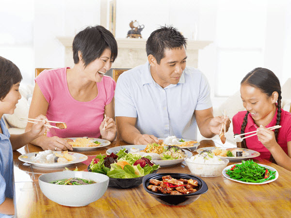 bua-an-gia-dinh-1777280724524279812597 Phòng bệnh không lây nhiễm từ sớm bằng dinh dưỡng hợp lý- Ảnh 1.