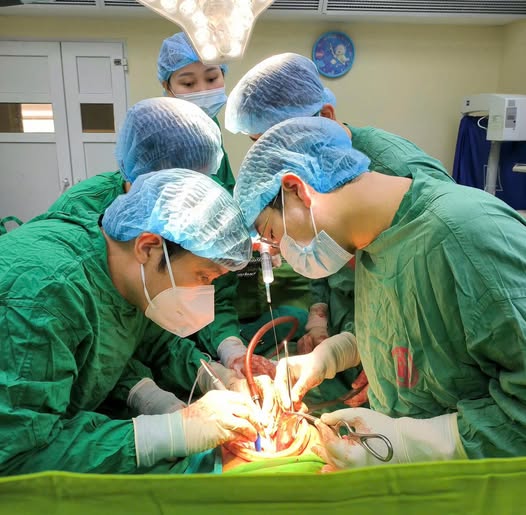 cac-bac-si-cap-cuu-thanh-cong-cho-benh-nhan-bi-vet-thuong-thau-bung-nguy-kich-1778744786959592346468 Cứu sống thiếu niên bị vết thương thấu bụng nguy kịch- Ảnh 1.