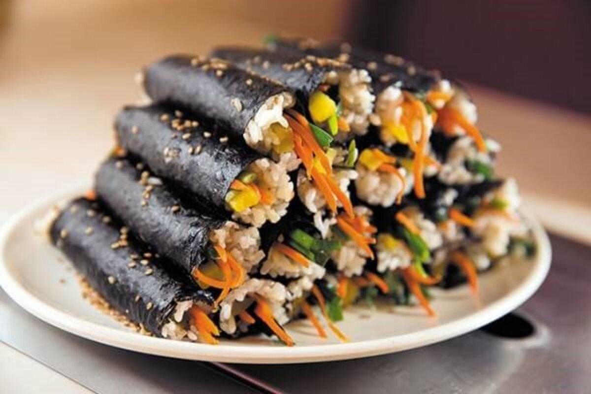 cong-thuc-lam-com-cuon-rong-bien-chuan-vi-01-1779939381643353522734 5 món ăn bài thuốc từ rong biển giúp thanh nhiệt, bổ sung khoáng chất- Ảnh 3.