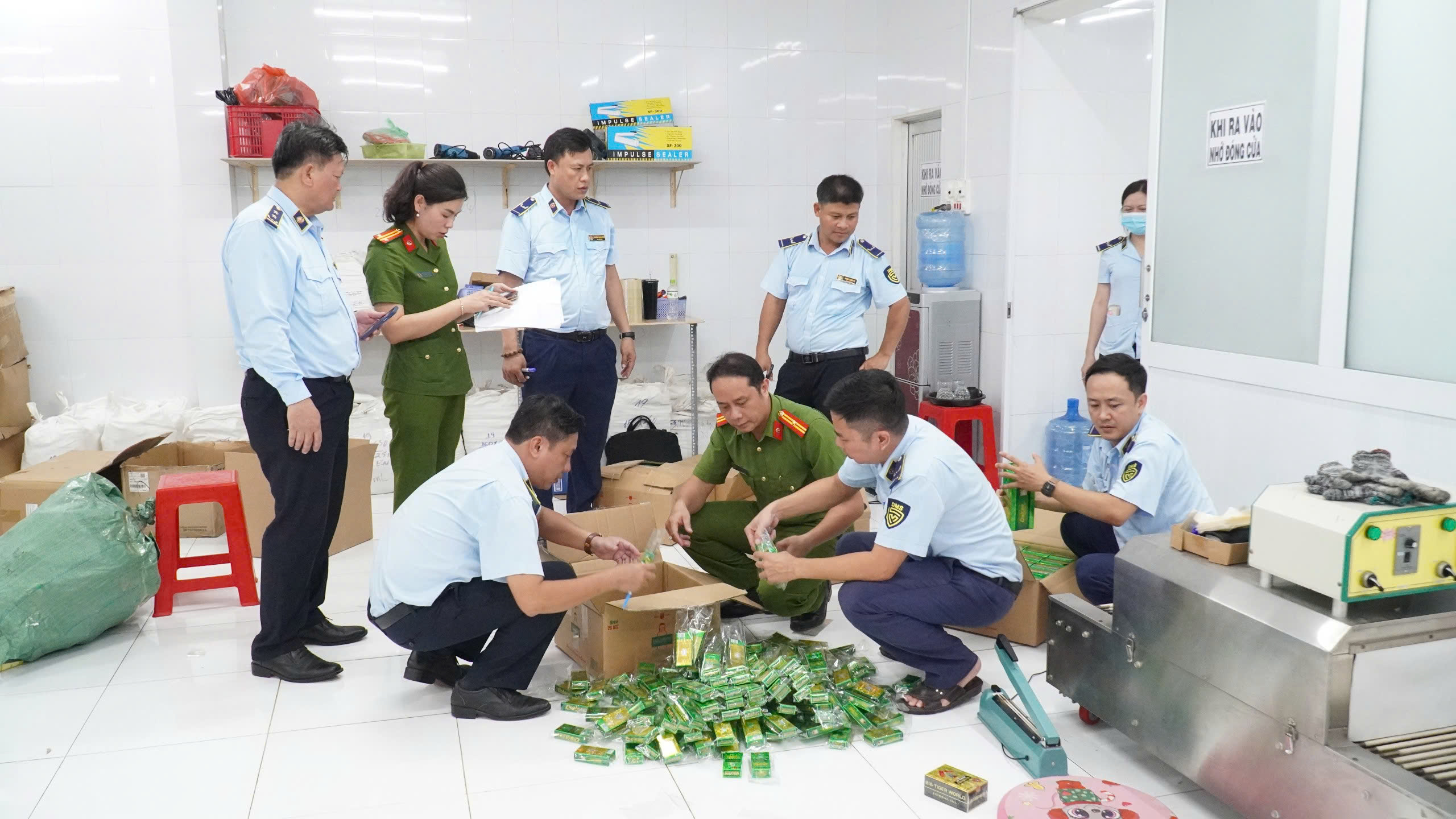 dau-gio-1779165627941332007256 Phá đường dây sản xuất, buôn bán dầu gió giả nhãn hiệu ‘EAGLE BRAND’ quy mô lớn- Ảnh 1.
