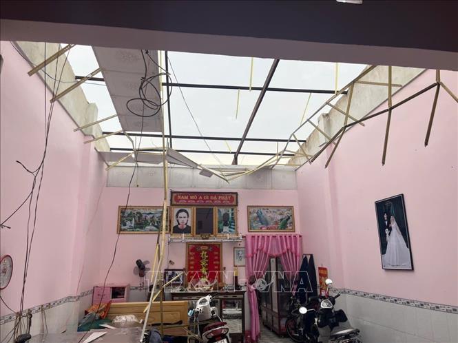 dong-loc-10526-1-1778420744916-1778420747748172421370-1 Dông lốc làm sập và tốc mái 47 căn nhà ở Đồng Tháp- Ảnh 1.