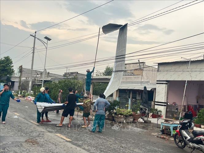 Dông lốc làm sập và tốc mái 47 căn nhà ở Đồng Tháp- Ảnh 6. Dông lốc làm sập và tốc mái 47 căn nhà ở Đồng Tháp- Ảnh 6.