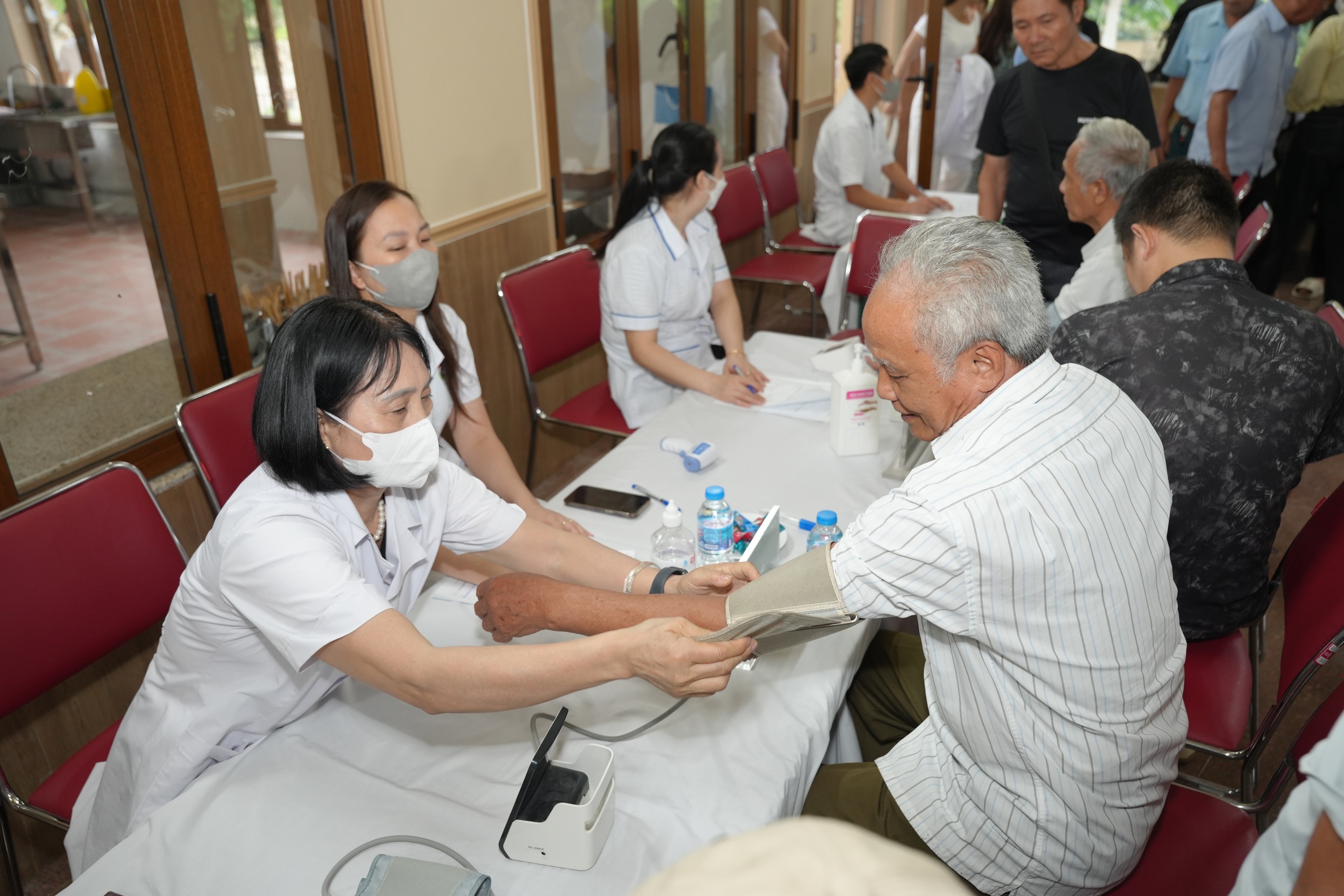 Mang dịch vụ y tế chất lượng miễn phí đến với người có công, gia đình chính sách tại Yên Bài- Ảnh 5.