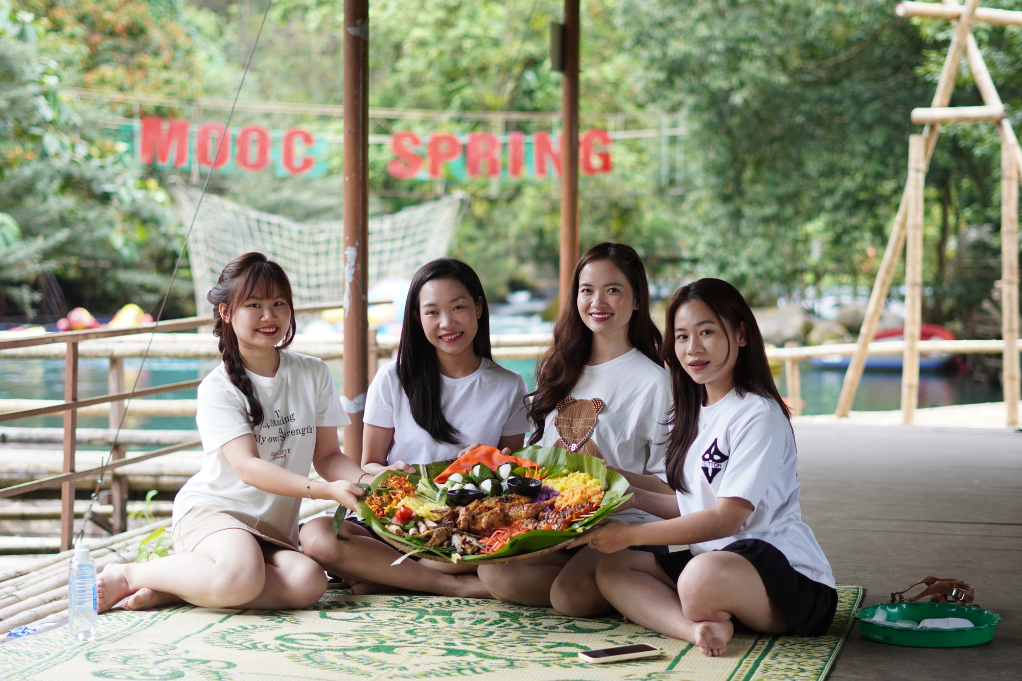 dsc07393-1777803980881919725311 Hàng vạn du khách đến Phong Nha trong kỳ nghỉ lễ mang lại nguồn thu lớn- Ảnh 2.