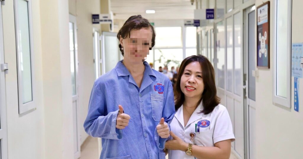 Từ nguy cơ liệt nửa cơ thể, nữ bệnh nhân người Nga tự đi lại sau ca mổ u não tại Việt Nam