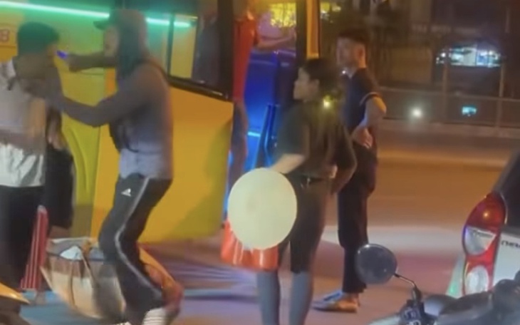Công an Hà Nội xác minh vụ lái xe ôm rút vật nhọn đe dọa khách lấy tiền