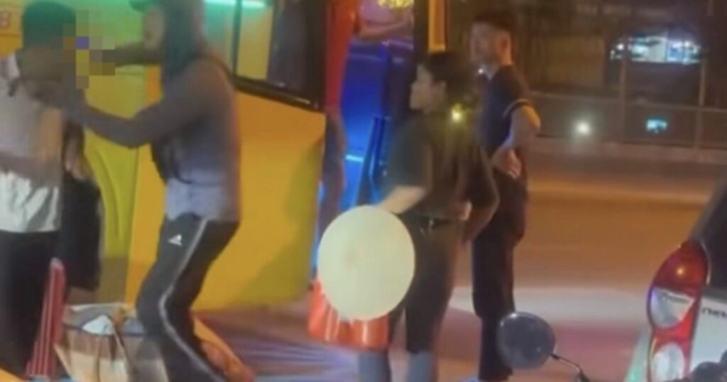 Người dí dao ép khách trả thêm tiền xe ôm có thể bị xử lý thế nào?