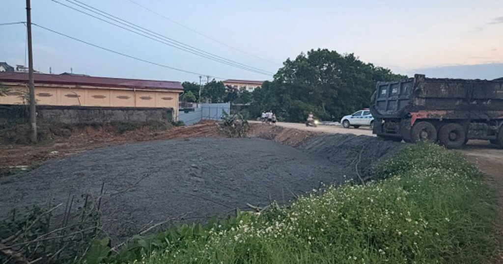 Bắt quả tang xe tải đổ bùn thải trái phép ra khu vực bờ đê