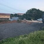 Bắt quả tang xe tải đổ bùn thải trái phép ra khu vực bờ đê