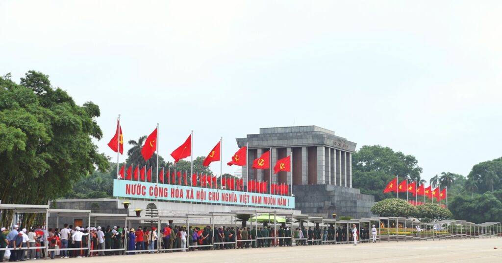 Dòng người nối dài vào Lăng viếng Bác trong ngày đặc biệt