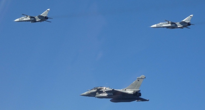 may-bay-rafale-cua-khong-quan-phap-duoi-va-may-bay-chien-dau-su-24m-cua-nga-1777946068556102420455 Tiêm kích Rafale Pháp chặn Su-24 Nga trên biển Baltic- Ảnh 1.