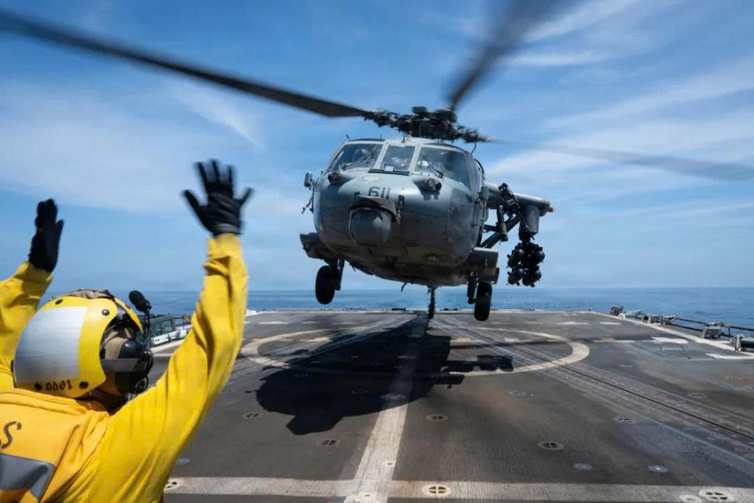 mot-chiec-truc-thang-mh-60s-seahawk-cua-hai-quan-hoa-ky-duoc-trang-bi-ten-lua-hellfire-17779446422311029349479 Trực thăng Mỹ đánh chìm 6 tàu Iran tại eo biển Hormuz- Ảnh 1.
