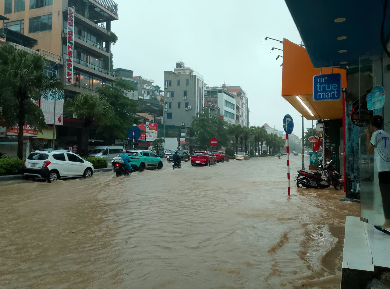 ngap-ung-tai-khu-vuc-cau-kenh-liem-vao-trua-anh-thanh-tung-17790045090301576019687 Mưa lớn ở Quảng Ninh gây ngập lụt, sạt lở nhiều nơi- Ảnh 7.