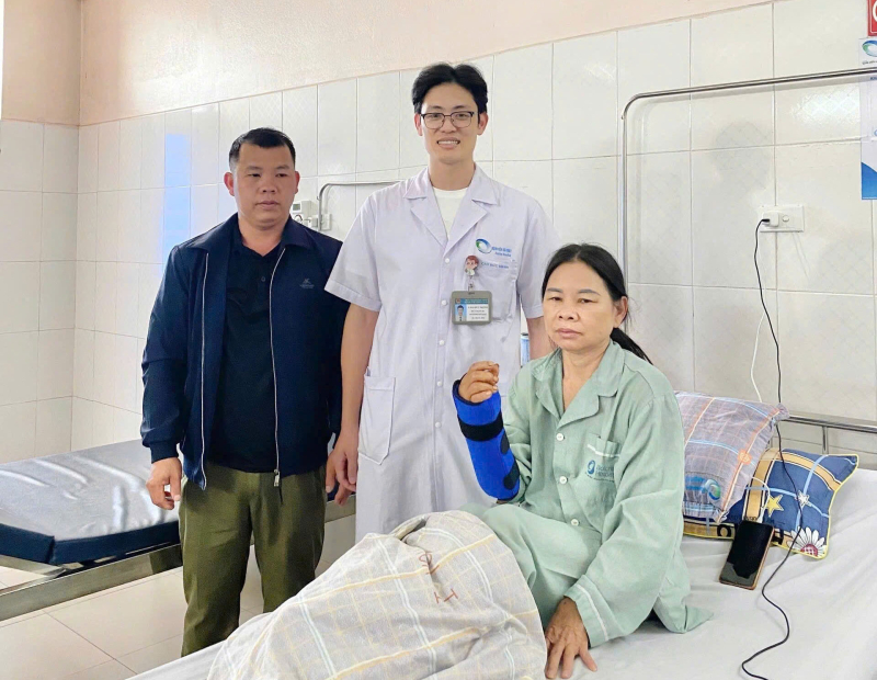 nguoi-benh-phuc-hoi-suc-khoe-tot-sau-phau-thuat-17784748569791558528058 Vi phẫu cứu bàn tay gần đứt rời do tai nạn nổ bình khí nén
- Ảnh 2.