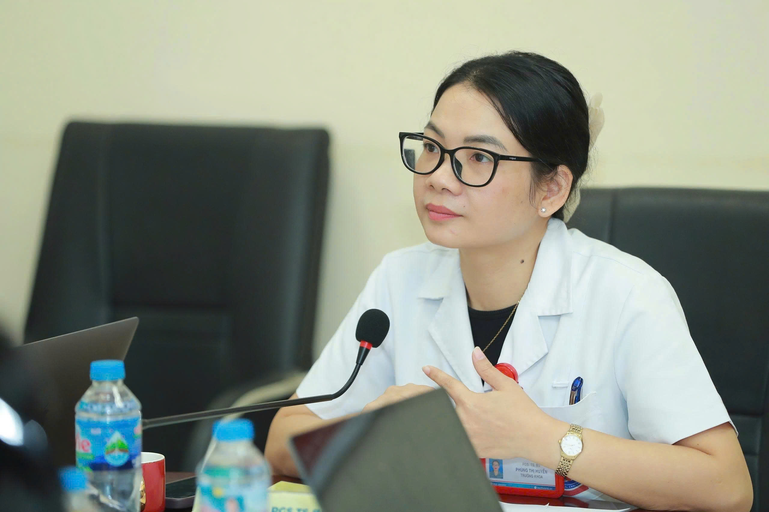 pgstsbs-phung-thi-huyen-truong-khoa-noi-vu-phu-khoa-2-benh-vien-k-chia-se-ve-nhung-thach-thuc-trong-chan-doan-utbt-tai-hoi-thao-17783307548722130579718 Khoảng 7% ung thư buồng trứng có tính chất gia đình- Ảnh 2.
