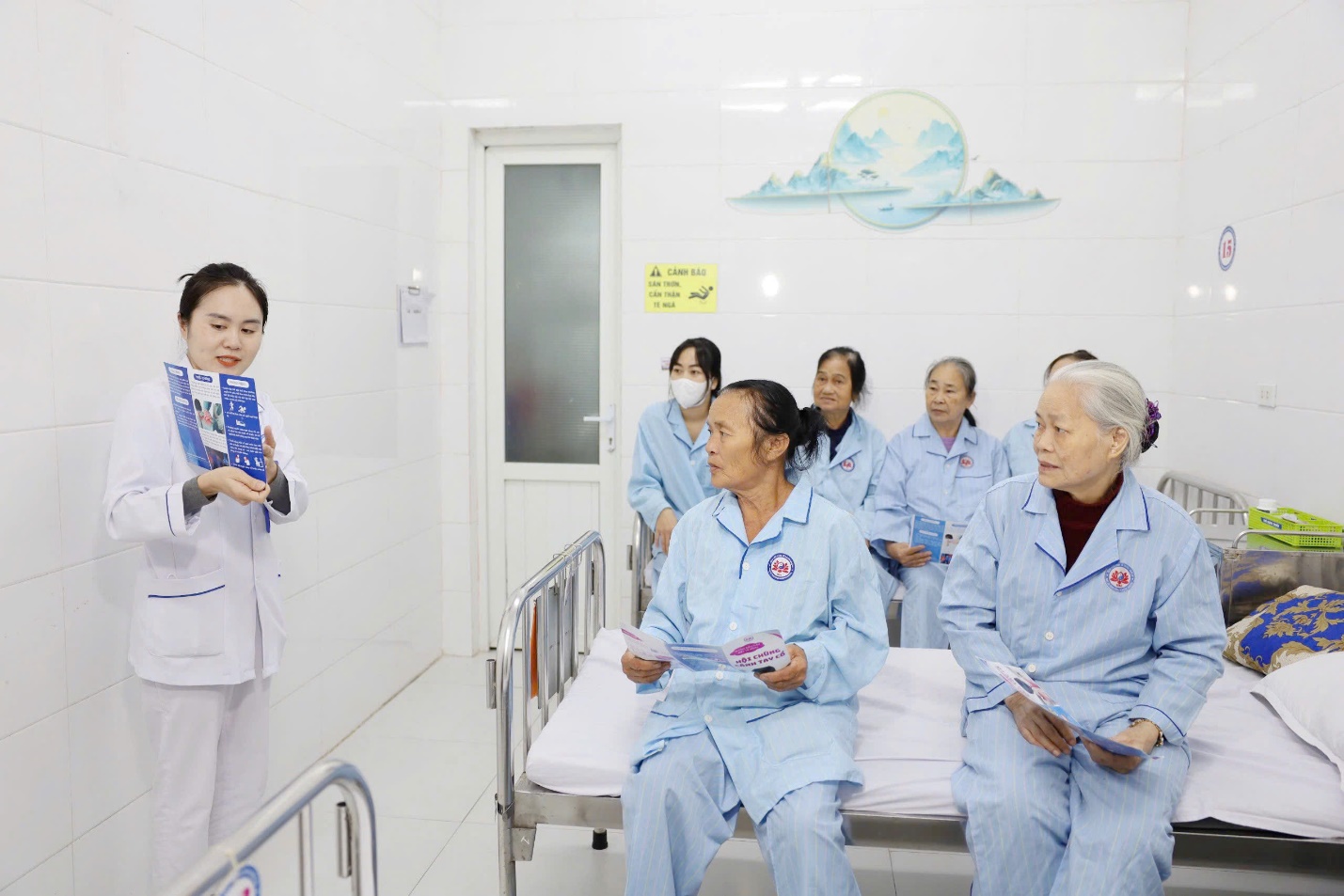 Điều dưỡng Bệnh viện YHCT Nghệ An: Những ‘mắt xích’ thầm lặng giữ lửa nghề- Ảnh 4.