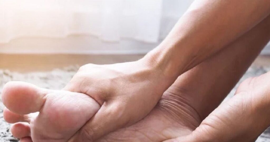 6 nguyên nhân gây phù chân ở người cao tuổi