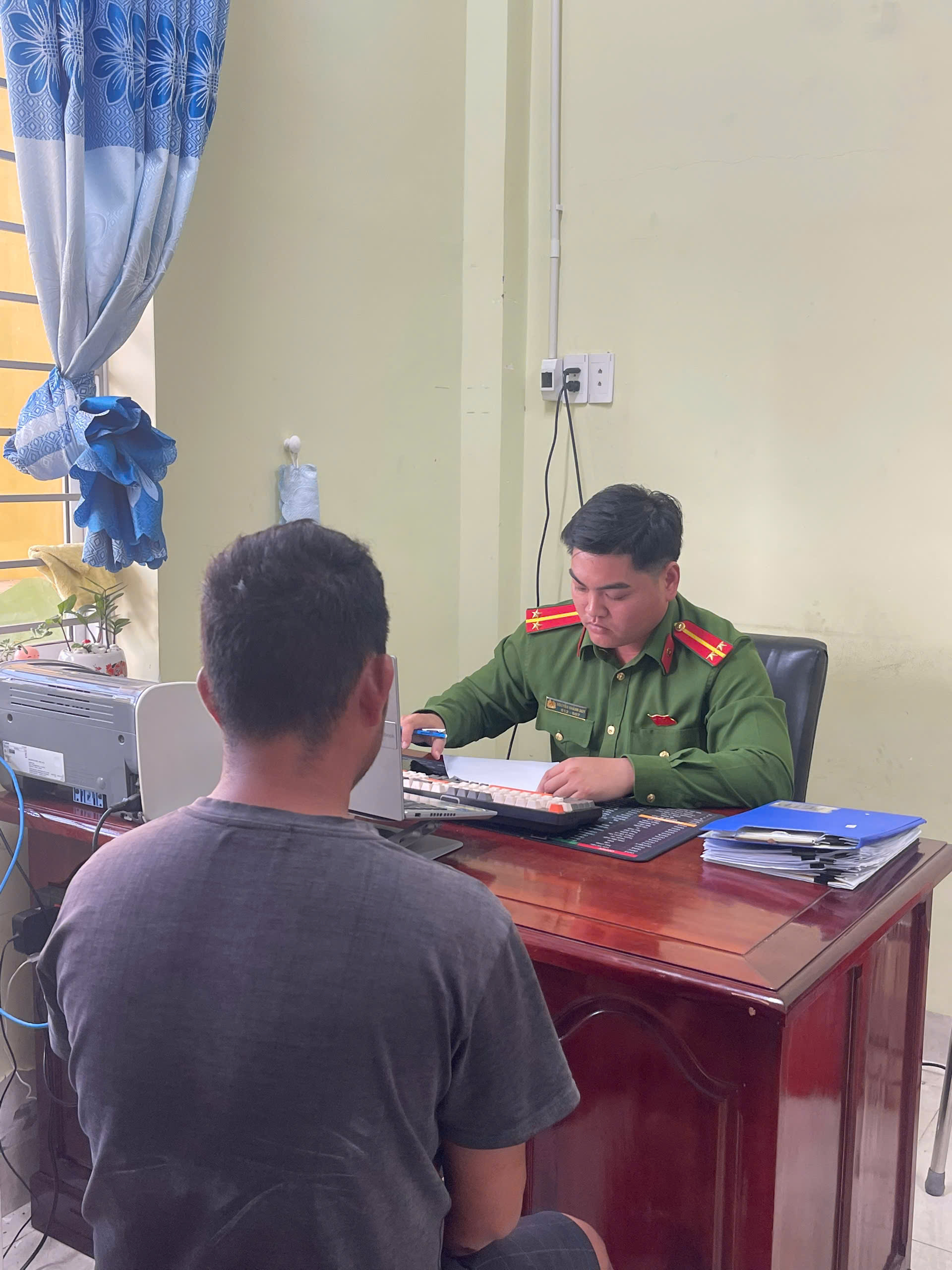 sam-so-phu-nu-17790094159561120715784 Truy xét nhanh thanh niên đi xe máy áp sát, dùng tay sàm sỡ phụ nữ rồi tăng ga bỏ chạy- Ảnh 1.