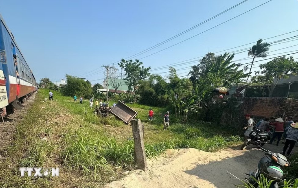 Kịp thời phát hiện cây đổ chắn đường sắt, tàu khách dừng khẩn cấp- Ảnh 1.