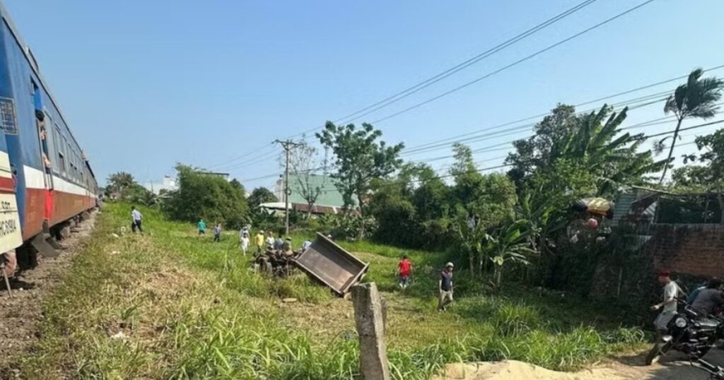 Kịp thời phát hiện cây đổ chắn đường sắt, tàu khách dừng khẩn cấp
