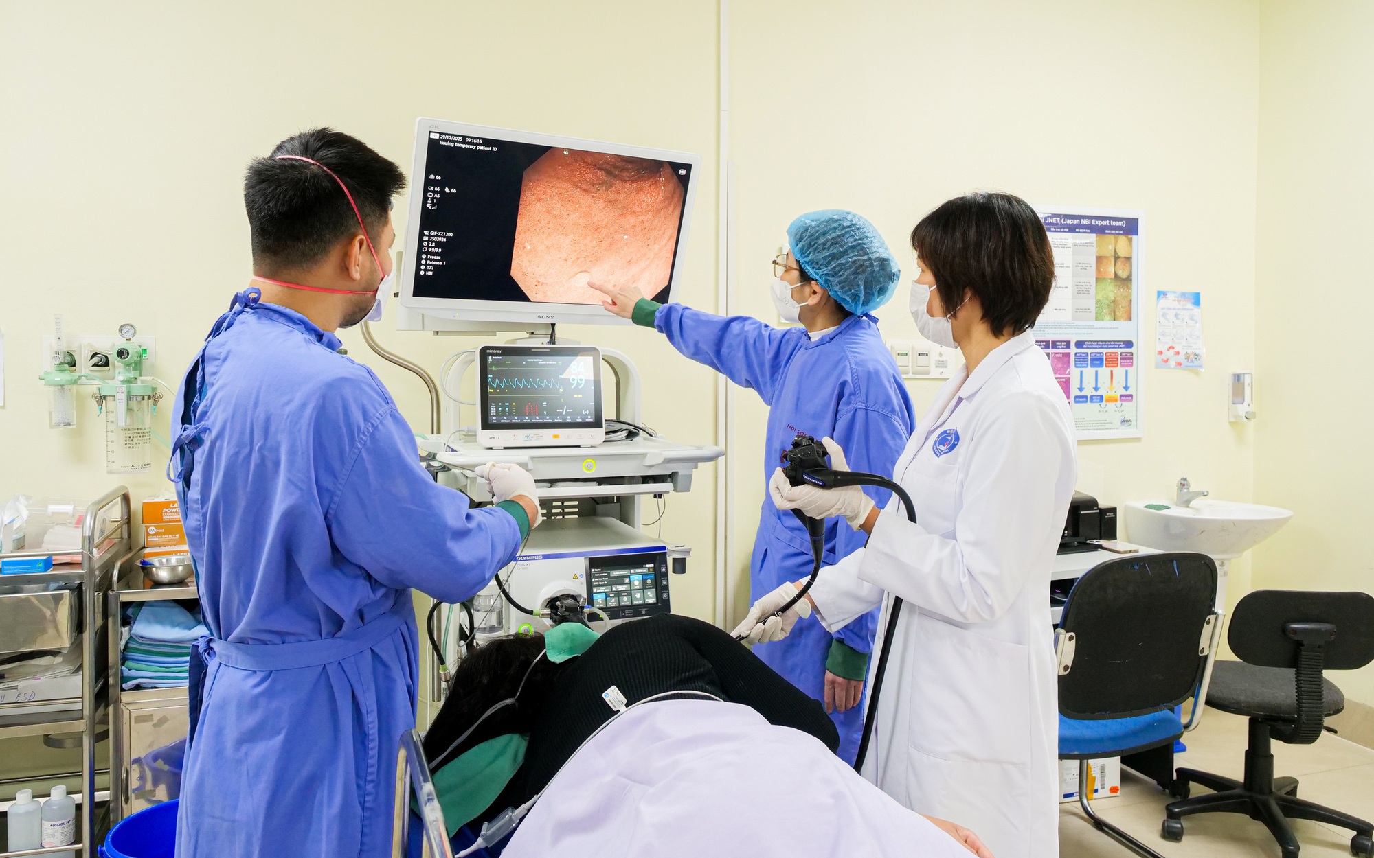 Từ nguy cơ liệt nửa cơ thể, nữ bệnh nhân người Nga tự đi lại sau ca mổ u não tại Việt Nam- Ảnh 4.