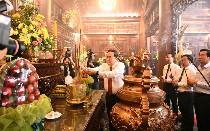 Chủ tịch Quốc hội dâng hương, tặng quà người có công tại An Giang