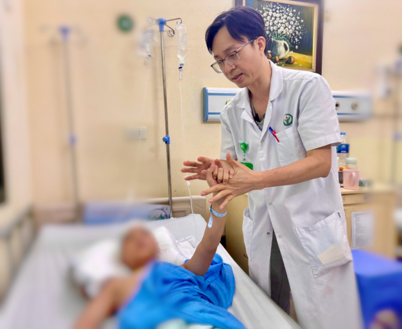 Bé trai nhập viện cấp cứu khẩn do bị dao cắm vào đầu trong lúc chơi đùa- Ảnh 3.