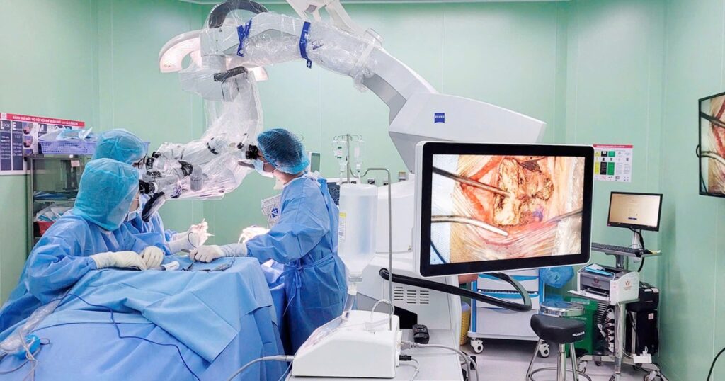 Cứu sống cụ bà 86 tuổi bị túi phình động mạch não nhờ phẫu thuật lỗ khóa
