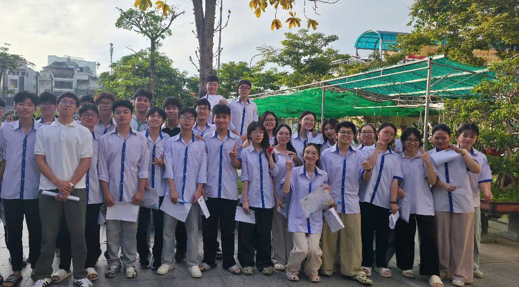 Những khoảnh khắc đẹp trong ngày đầu thi tốt nghiệp THPT tại Quảng Ninh- Ảnh 1.