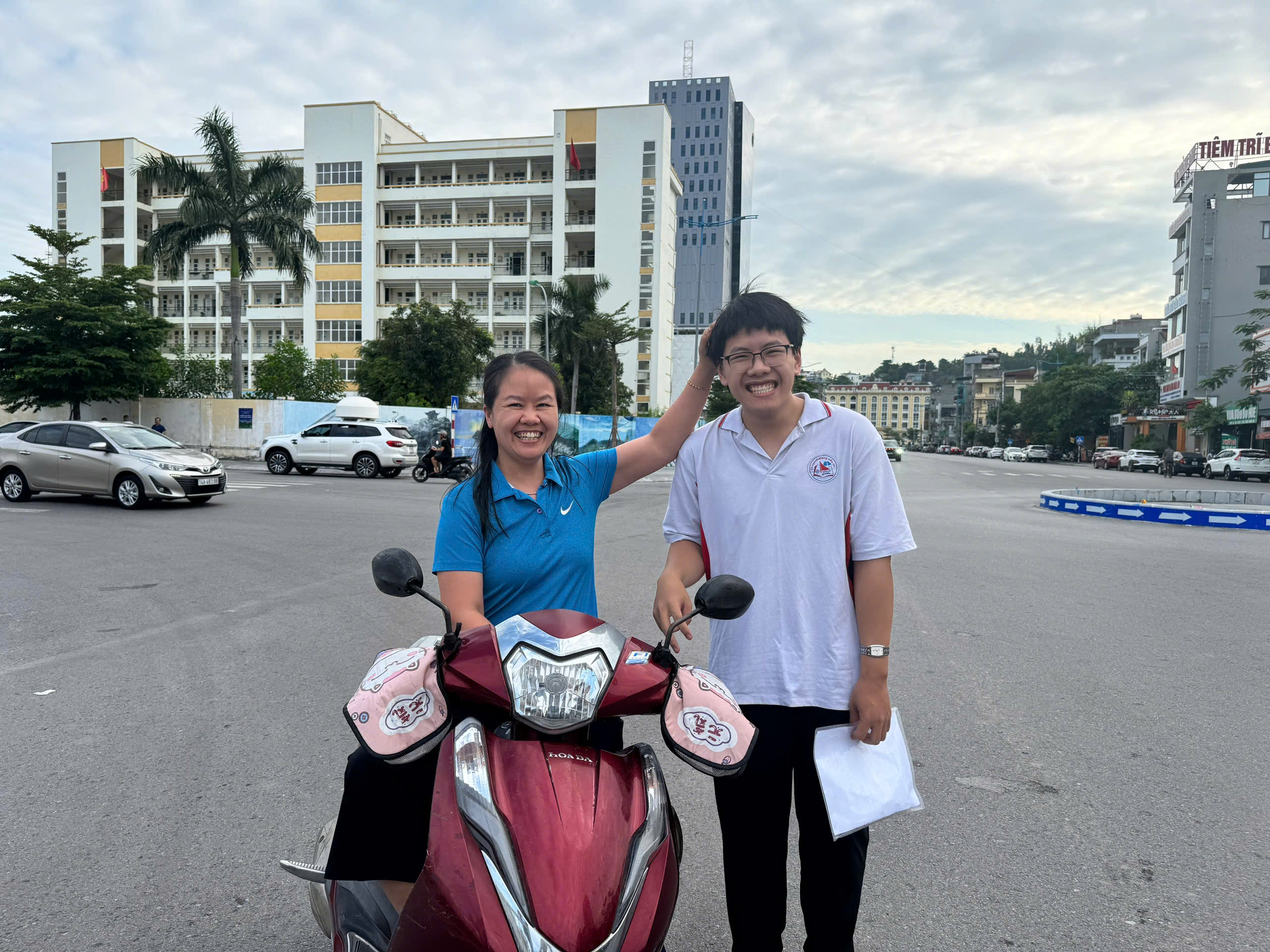 Những khoảnh khắc đẹp trong ngày đầu thi tốt nghiệp THPT tại Quảng Ninh- Ảnh 3.