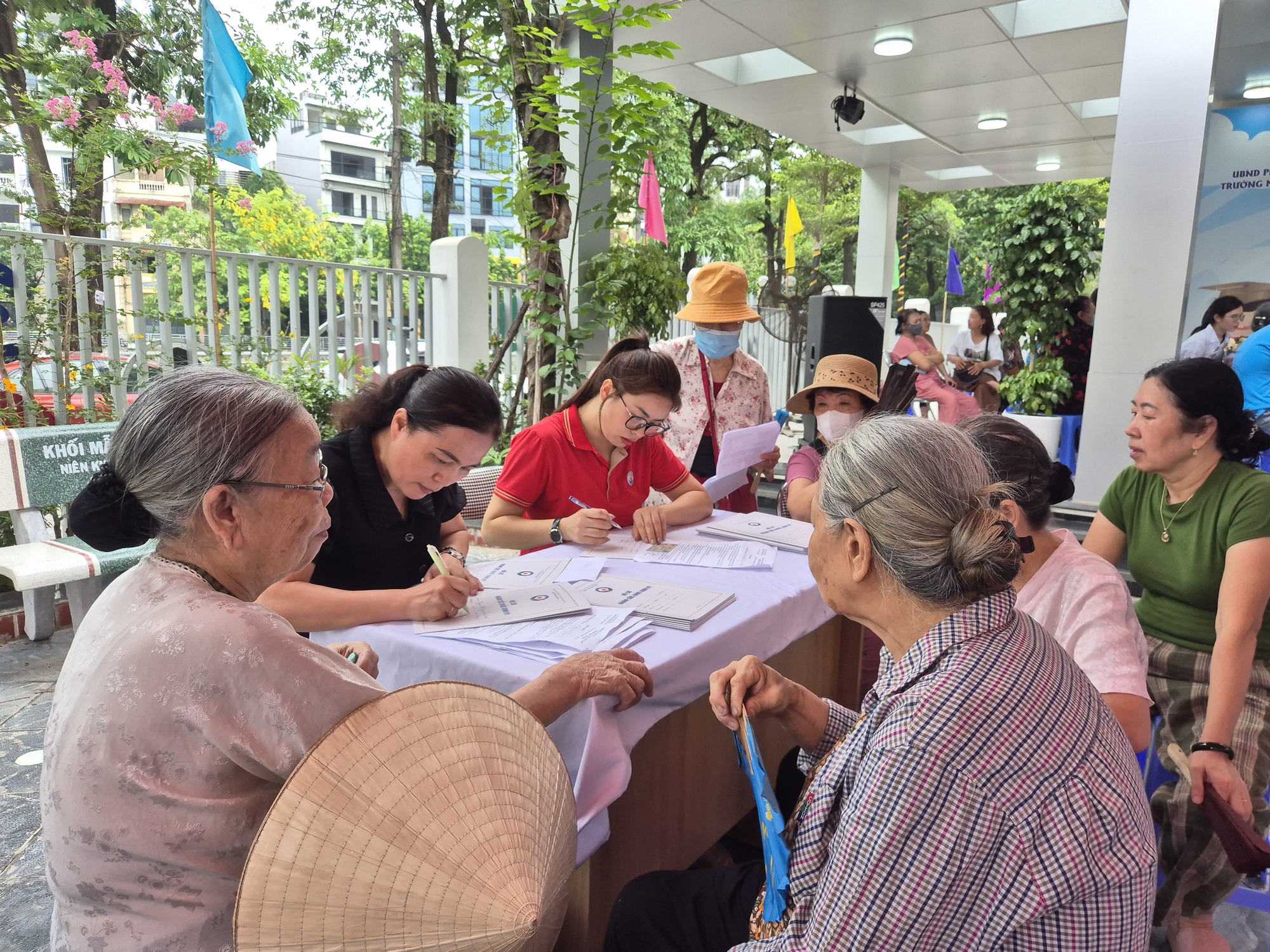 1000080412-1780715580050252467725 Người cao tuổi, người khuyết tật phấn khởi đi khám sức khỏe miễn phí ngay tại phường - Ảnh 17.