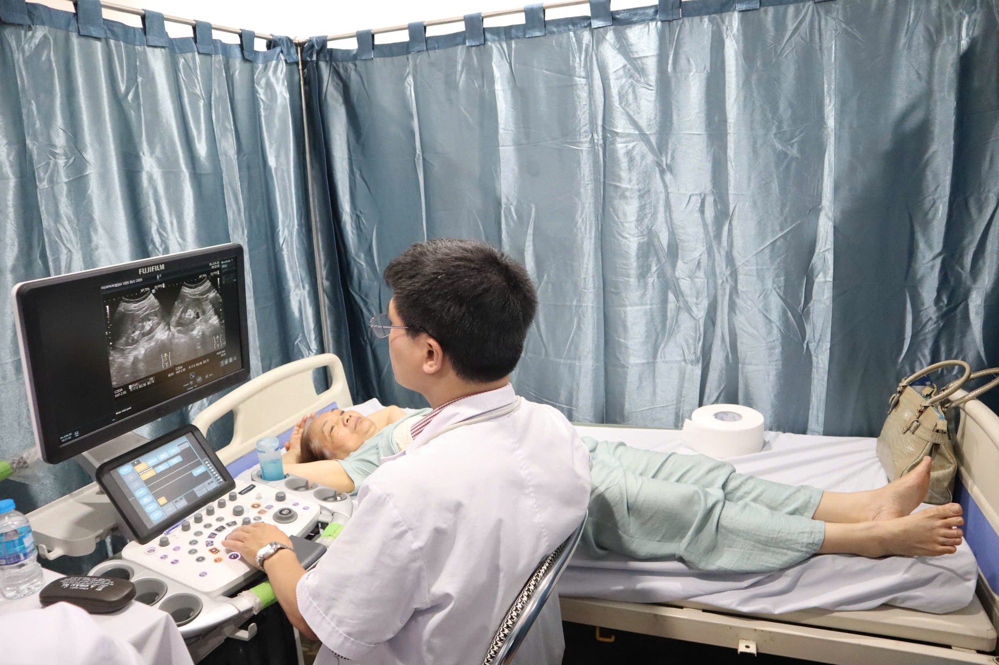 1000080430-17807152347021027636776 Người cao tuổi, người khuyết tật phấn khởi đi khám sức khỏe miễn phí ngay tại phường - Ảnh 5.