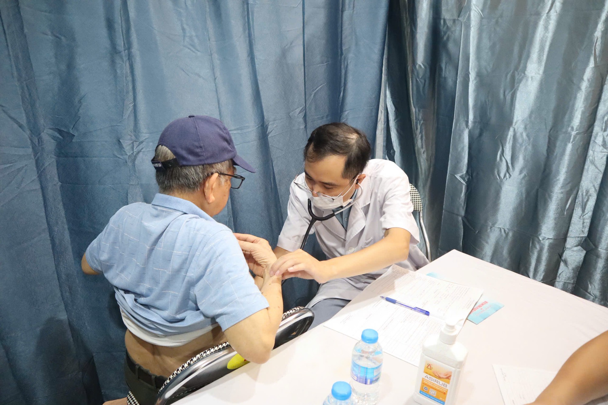 1000080431-17807152346801362379530 Người cao tuổi, người khuyết tật phấn khởi đi khám sức khỏe miễn phí ngay tại phường - Ảnh 8.