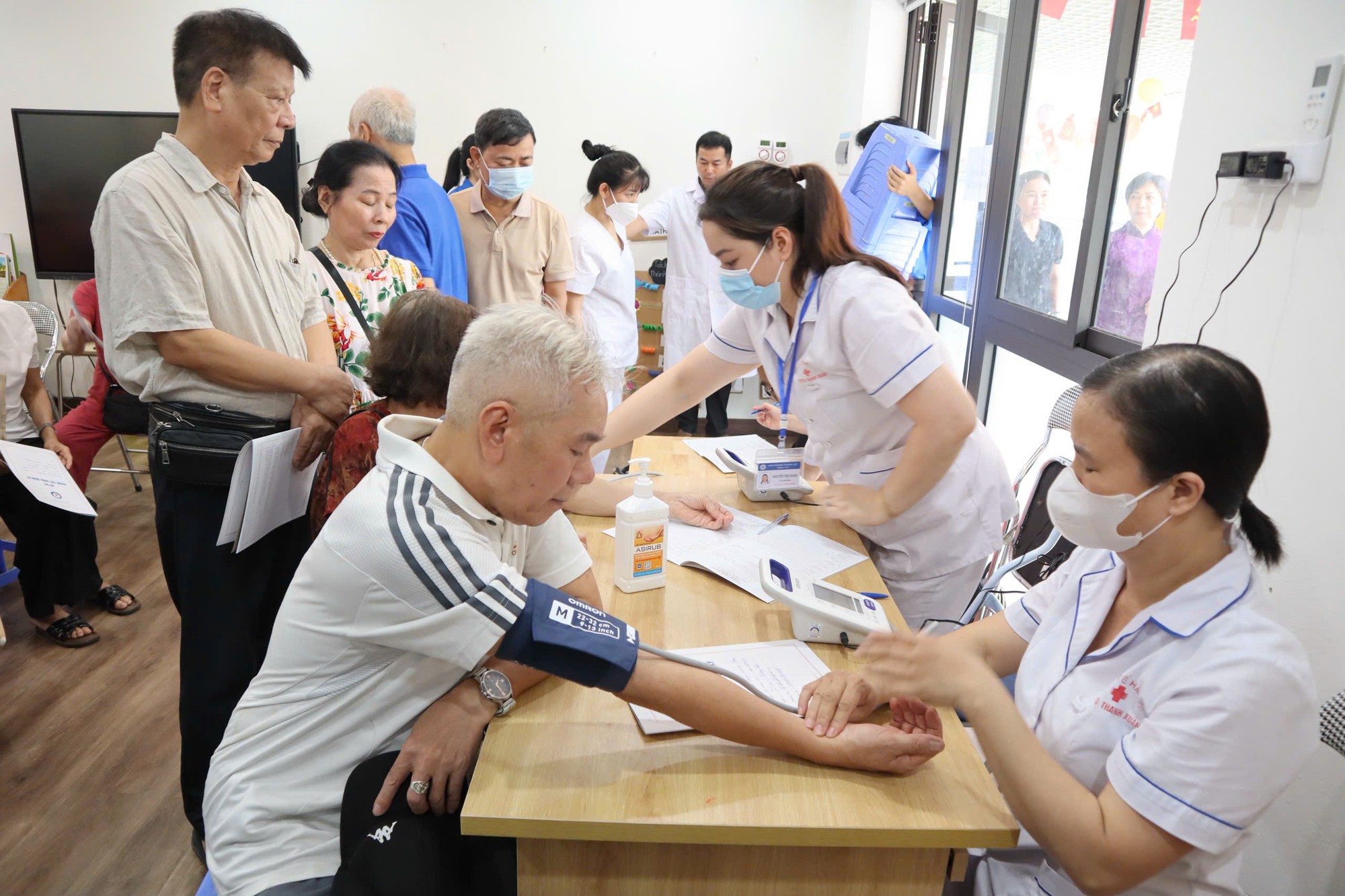 1000080432-17807152346551827125333 Người cao tuổi, người khuyết tật phấn khởi đi khám sức khỏe miễn phí ngay tại phường - Ảnh 12.