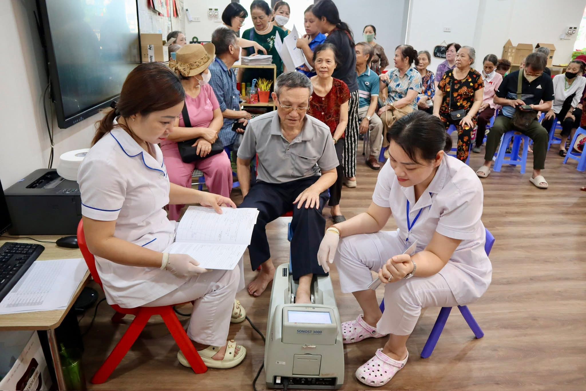 1000080437-1780718704980942677799 Người cao tuổi, người khuyết tật phấn khởi đi khám sức khỏe miễn phí ngay tại phường - Ảnh 11.
