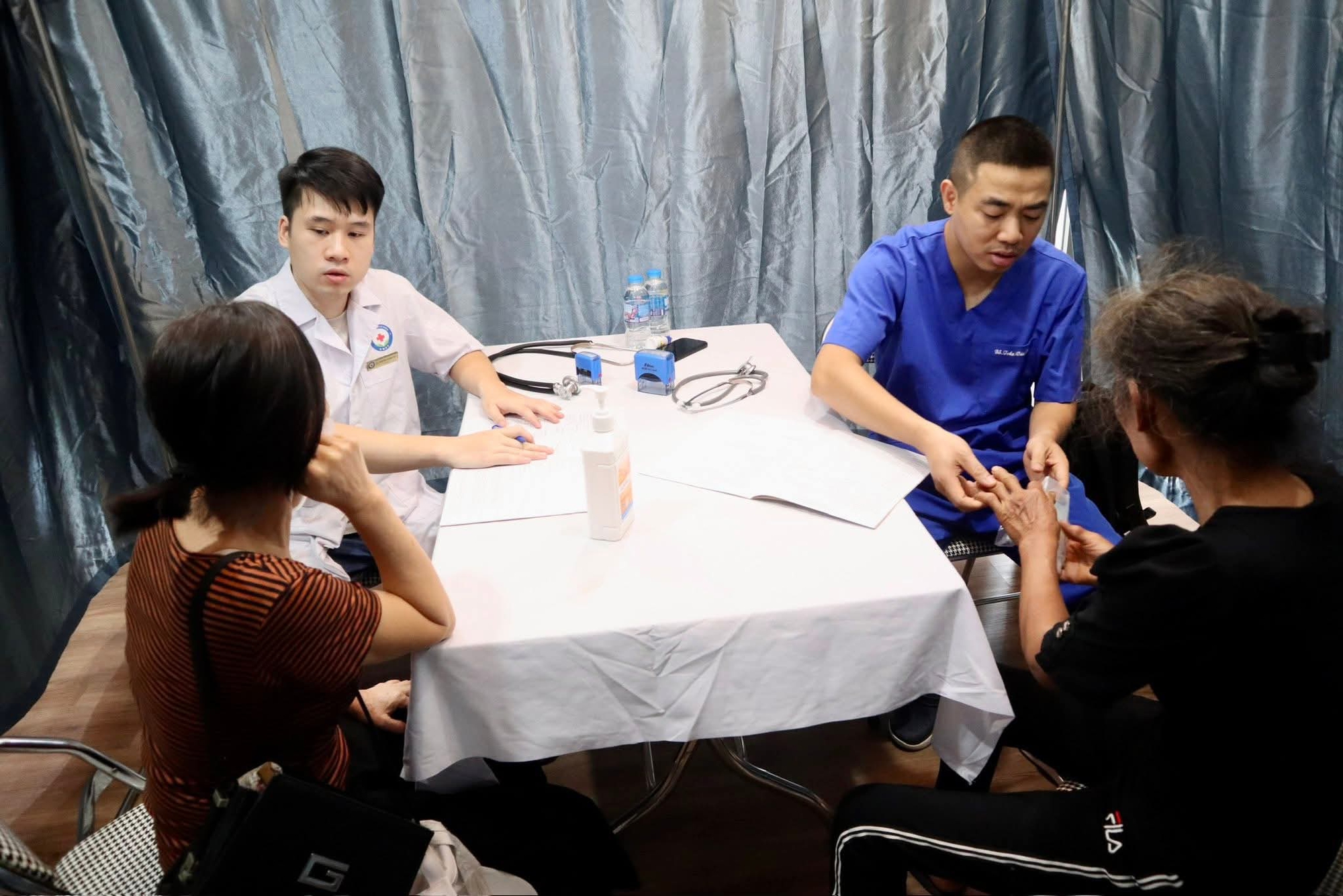 1000080439-1780731004901778351518 Người cao tuổi, người khuyết tật phấn khởi đi khám sức khỏe miễn phí ngay tại phường - Ảnh 10.